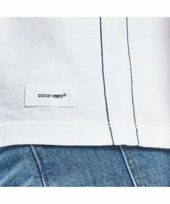 Coupon 🎁 Life Is Good® Cloud White 'Happiness Comes In Waves' Short-Sleeve Boxy Tee - 👩 Women 😍 -Life Is Good®-shop zu107089091 alt 4 tm1658251437